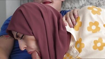 Арабская мачеха делает минет чуваку и трахается на столе