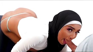 Мужик трахает прекрасную арабку с огромными сисяндрами