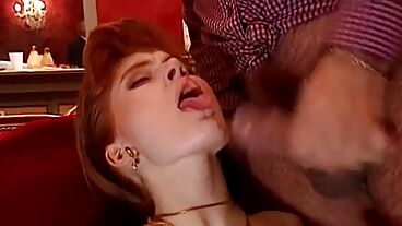 Красивые женщины трахаются в жопу и получают сперму в ретро порно