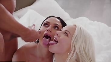 Трахнул двух красавиц на кастинге и накончал в рот