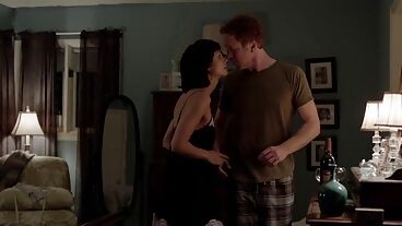 Красивая Морена Баккарин в постельной сцене в сериале Родина