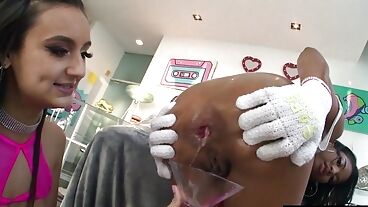 Трахнул огромным членом девушек в задницу и кончил внутрь