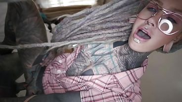 Татуированная деваха в очках берет в рот большущий хрен и ебется в попу