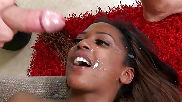 Белый чувак обкончал лицо молодой шоколадки