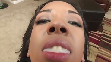 Молоденькая латиноамериканка классно сделала минет и получила полный рот спермы