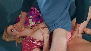 Привлекательная мамочка в халатике совратила чувака пышными формами