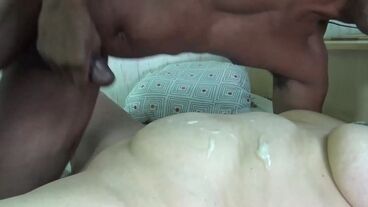 Ненасытная зрелка зачетно трахалась с черным мужиком и получила сперму на живот