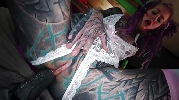 Раскрашенная потаскушка в татухах берет в рот огромный хуй и скачет на нем