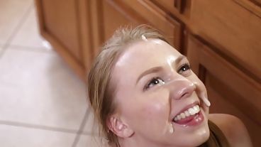 Обкончал лицо после жесткого траха на кухонном столе