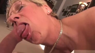 Трахнул на ковре сисястую матюру в сапогах и кончил в рот