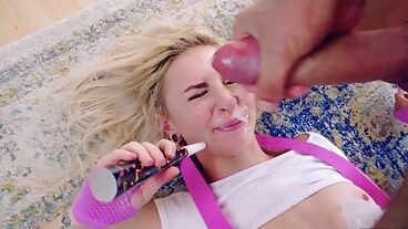 Лысый мачо трахнул цыпочку в розовом и обкончал лицо