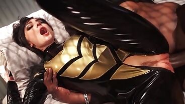 Негр кончает на красавицу в латексном костюме скорпиона