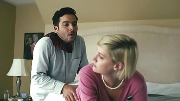 Сексуальные сцены с привлекательными актрисами в комедийном фильме