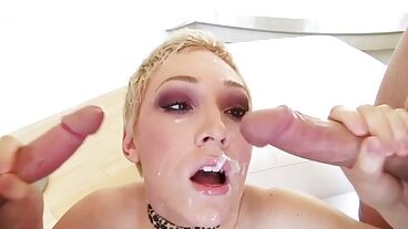 Блондинка с лохматой пизденкой трахается в МЖМ и получает камшот на лицо