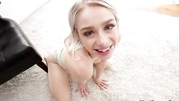 Молодая красавица трахается в домашнем порно и получает сперму на лицо