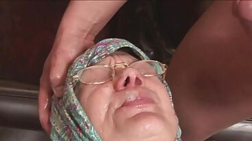 Старушка получила сперму в рот после жаркого секса на полу