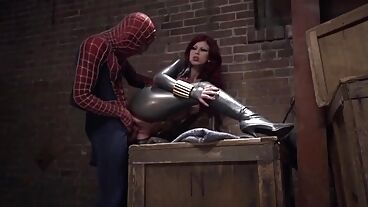Человек паук трахает раком рыжую красавицу в латексе