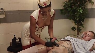 Медицинская сестра в латексе мастурбирует огромный член пациента