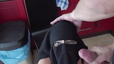 Арабская домохозяйка трахается на кухне и получает камшот на лицо