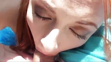 Русская милашка делает глубокий отсос в машине