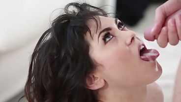 Чувак засадил в попу толстый член и накончал в рот привлекательной подружки