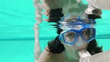 Выпросил подводный отсос в бассейне у распутной красавицы